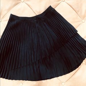 Aritzia/ Wilfred Pleated Black Skirt